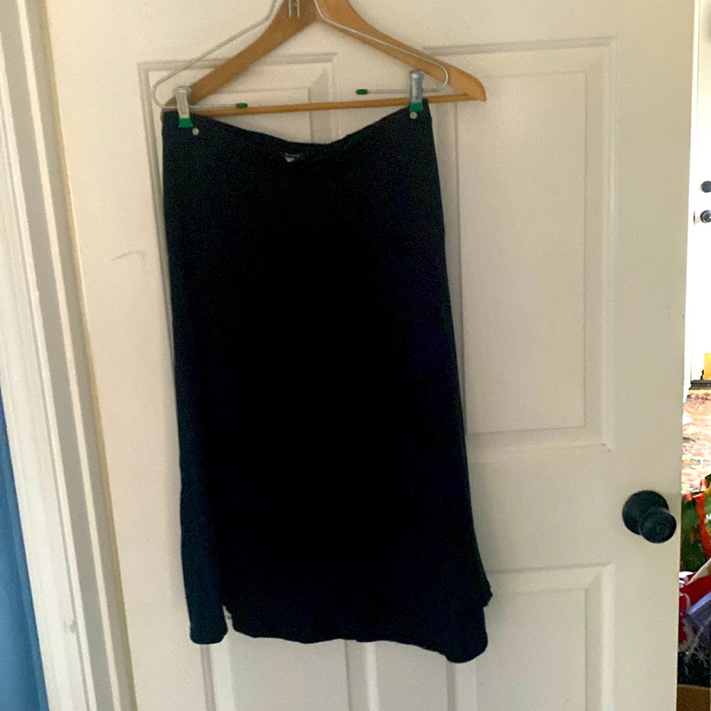 Athleta black tie waist midi skirt XS
Approx 27” length/fits more like a medium